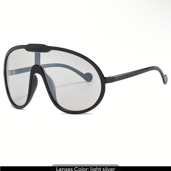Modern Black Sunglasses with Light Silver Lenses
0394 - Picture 1 of 1